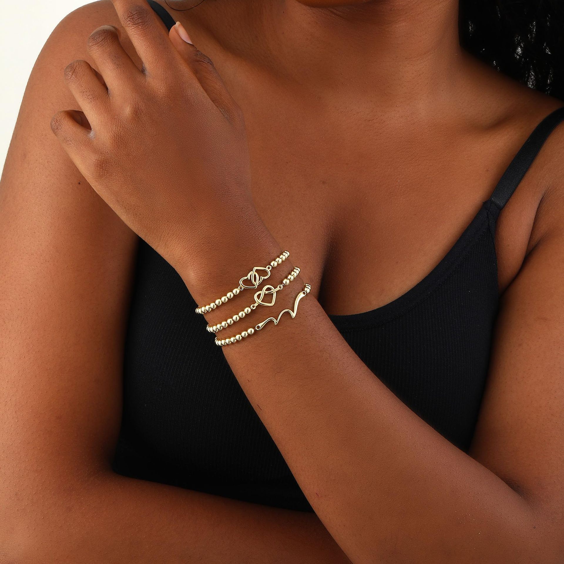 Bracciale con perline dorate nodo a cuore e anelli geometrici_voghion.com