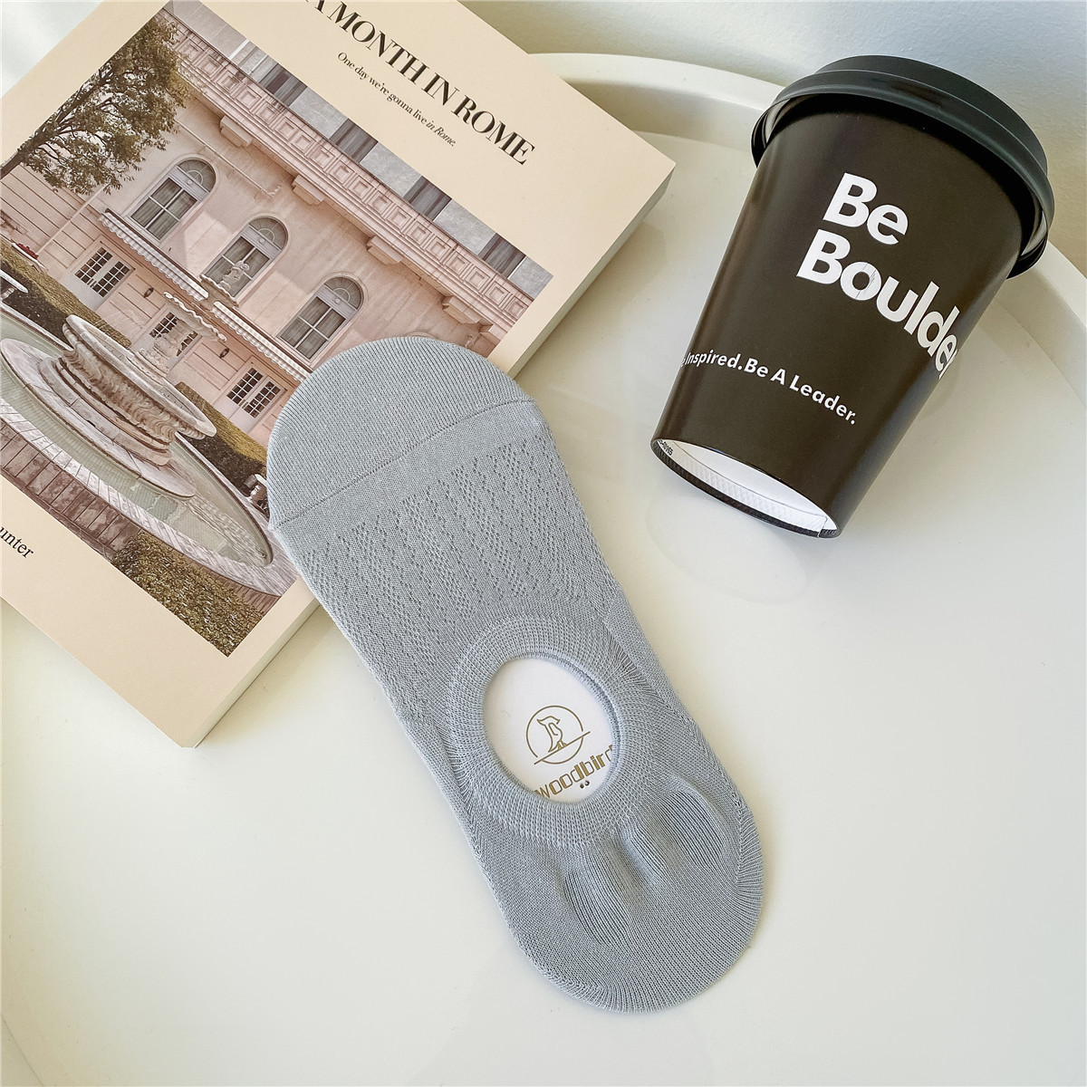 Primavera y verano delgada malla invisible calcetines antideslizantes para mujeres no se caen talones fondo de algodón sólido absorción de sudor respirable boca ligera calcetines de barco