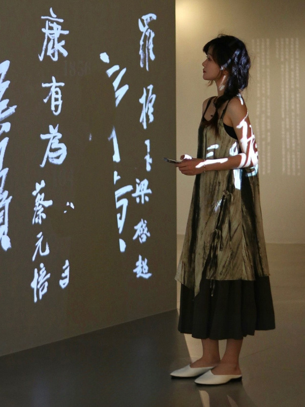 新しい中国風のレトロな絞り染めサスペンダードレス 2025 春と夏の新しい緩い休暇旅行小柄な女性のためのロングスカート|undefined