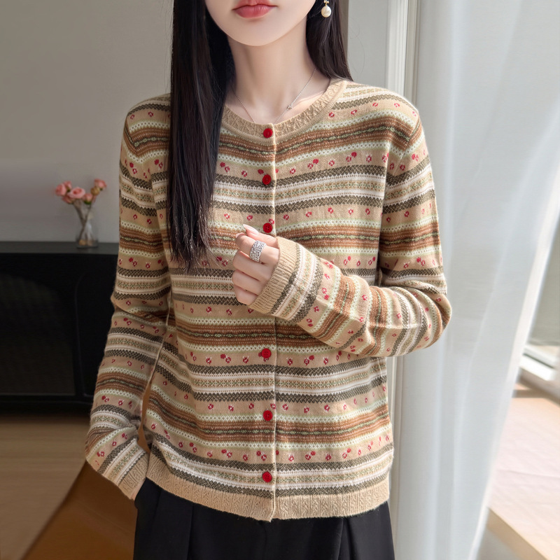 Vintage round-neck knitted cardigan, cross-border long-sleeve jacquard knit outerwear, women's autumn wool cardigan, base layer top Vintage round-neck knitted cardigan, cross-border long-sleeve jacquard knit outerwear, women's autumn wool cardigan, base layer top