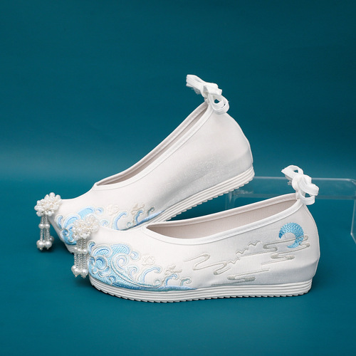 Blue sea within the new increased hanfu female costume collocation shoes become warped head national wind pearl Ming antique embroidered shoes