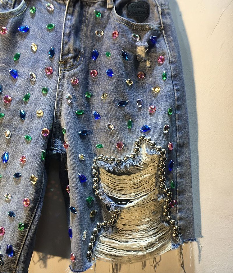 Damshorts med hög midja i denim med rhinestone och pärlor_voghion.com