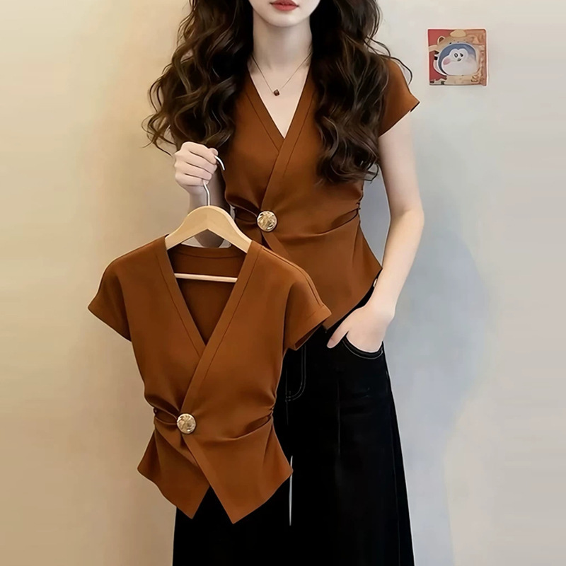 Caramel Color V-Neck Metal Buckle Waist-Cinching Short-Sleeve T-Shirt for Women, 2026 Summer, Light Luxury, Elegant, Stunning, High-End Top