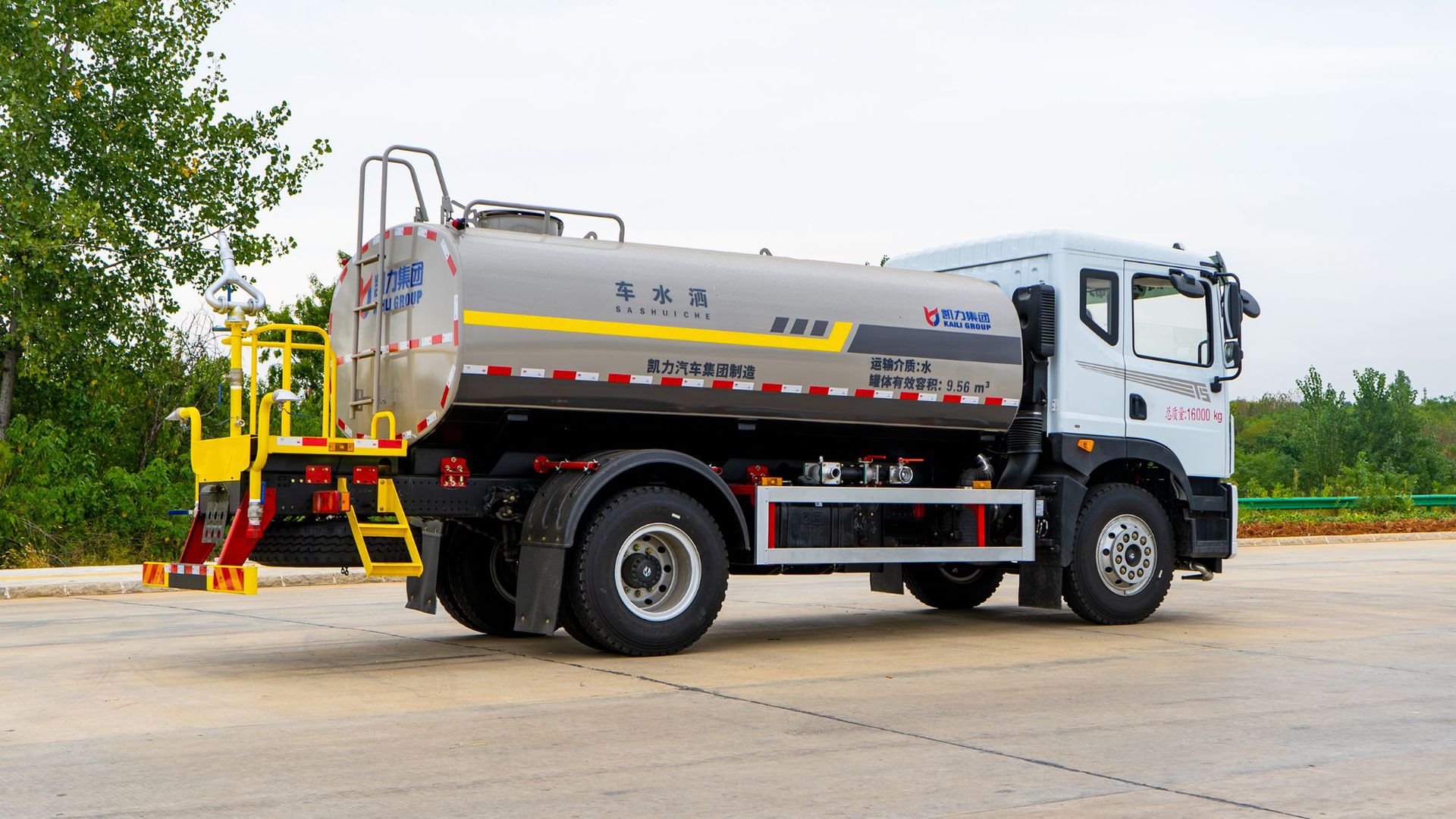 Factory Direct Sales 15 Square Meter Sprinkler Truck Huashen T5 Greening Spray Truck Export Dongfeng Huashen Spray Truck Can Be Divided into Installments