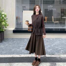 美拉德咖色针织了两件套女秋季斜扣系带马甲长袖打底衫连衣裙套装