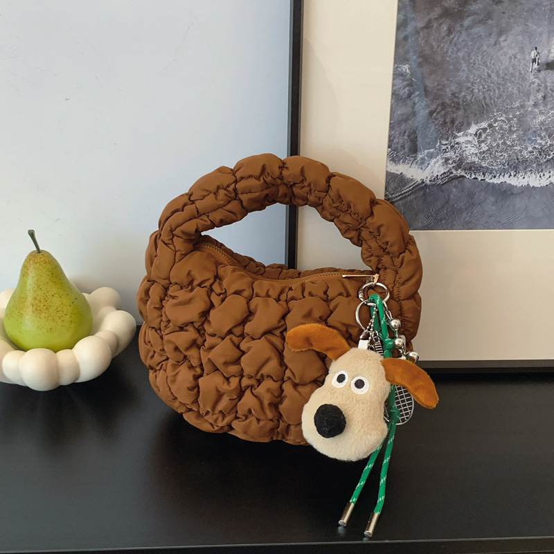 펜던트가 달린 커피 컬러