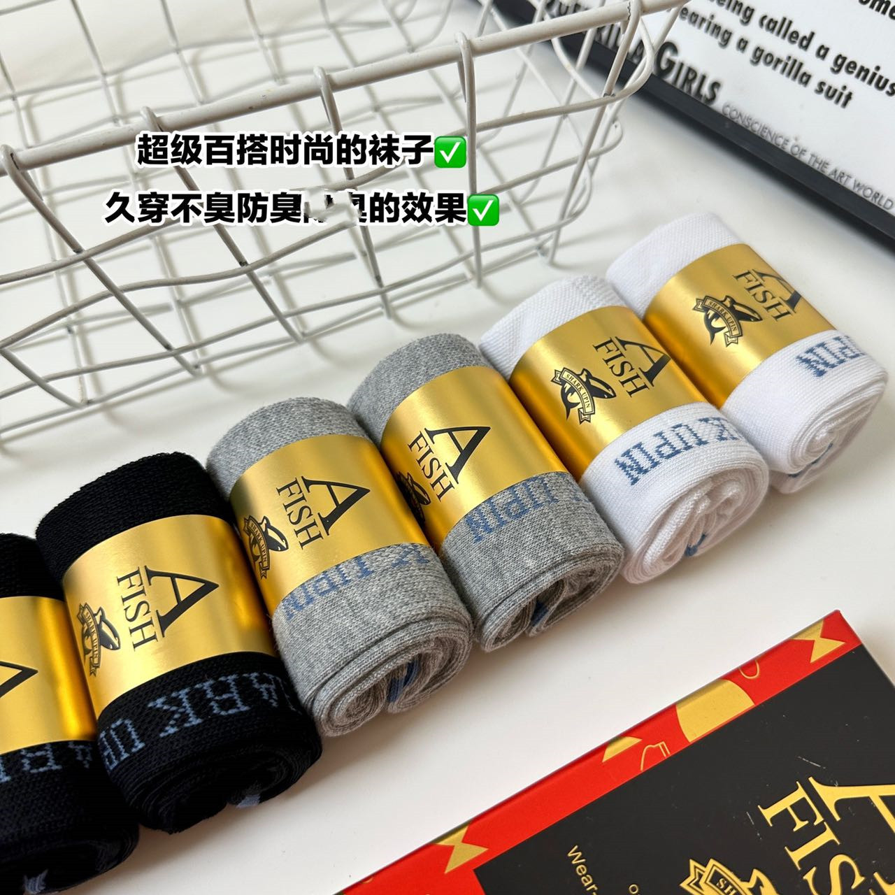 A shark Four Seasons men's and women's white deodorant 7A antibacterial cotton socks men's black white gray mid-calf socks high elastic Sports