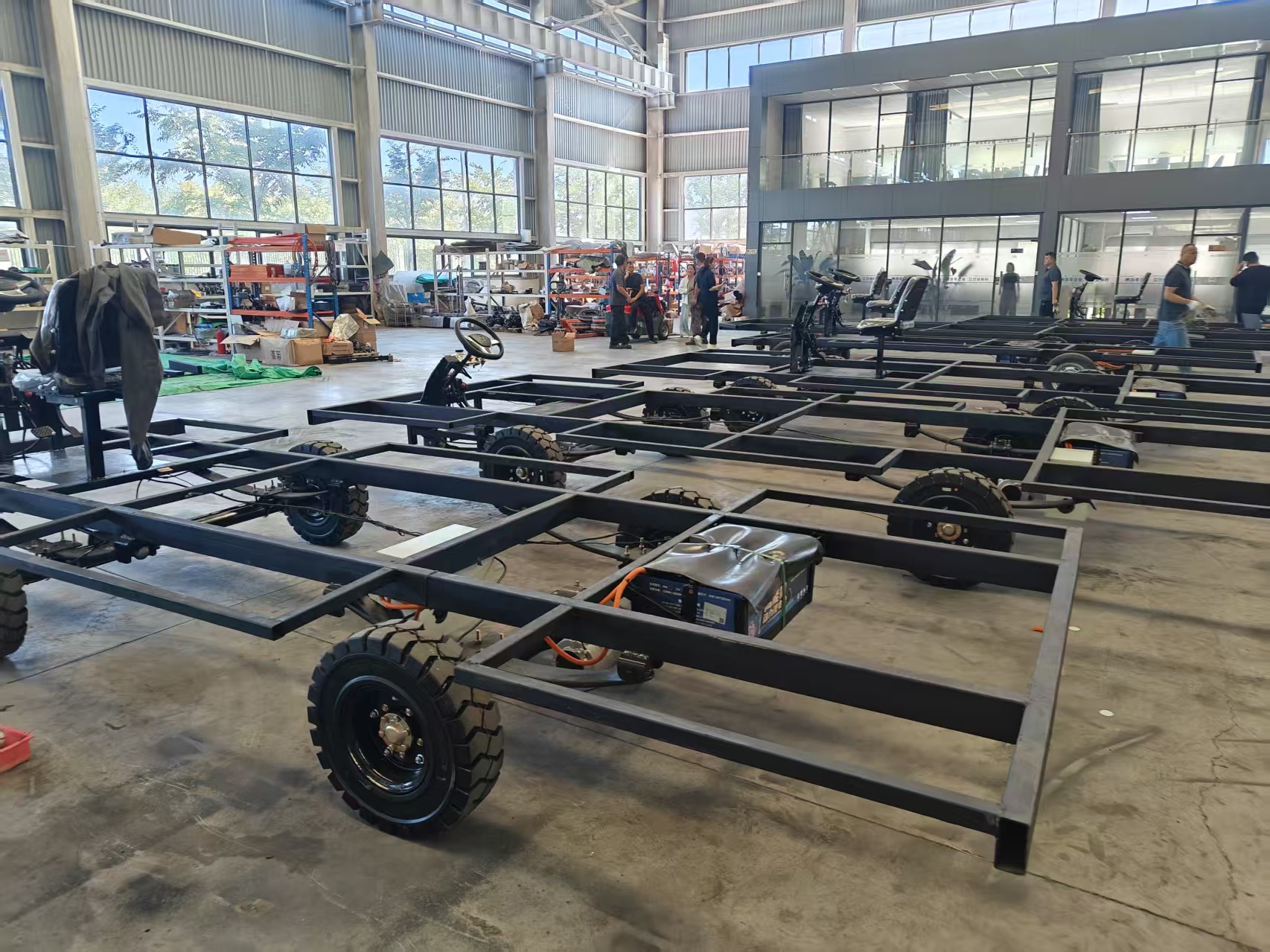 Electric wire-controlled chassis assembly, modified for parade floats, remote-controlled off-road climbing vehicles, and high-power heavy-duty vehicles