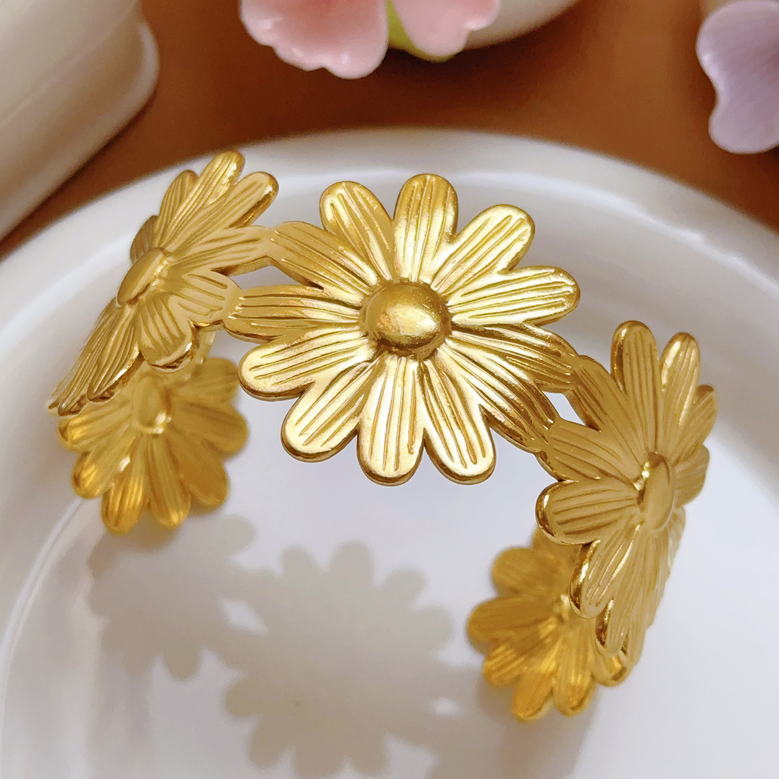 Brazalete de flores de acero inoxidable transfronteriza mujer Europa y América lujosa alta sensación de diseño de joyas de brazalete de apertura dorada