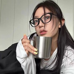 韓国のレトロな黒い枠の猫の目のすっぴんの神器の周囲の丸い顔はやせていることを現します。