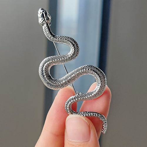 Popular European and American snake-shaped brooches, personalized python badges, men's suit lapel pins, women's coat decorative pins