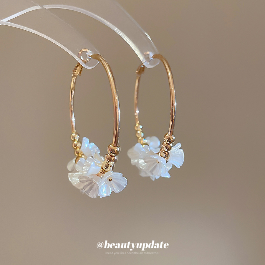 Aguja de plata Acrílico Flor Orejas redondas Pendientes de temperamento de viento frío europeo y americano Pendientes de lujo ligero de alta calidad Mujeres