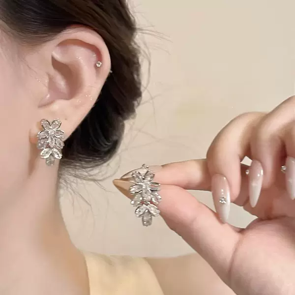24# Серьги‑гвоздики с кристаллом‑каплей и цветочной кисточкой