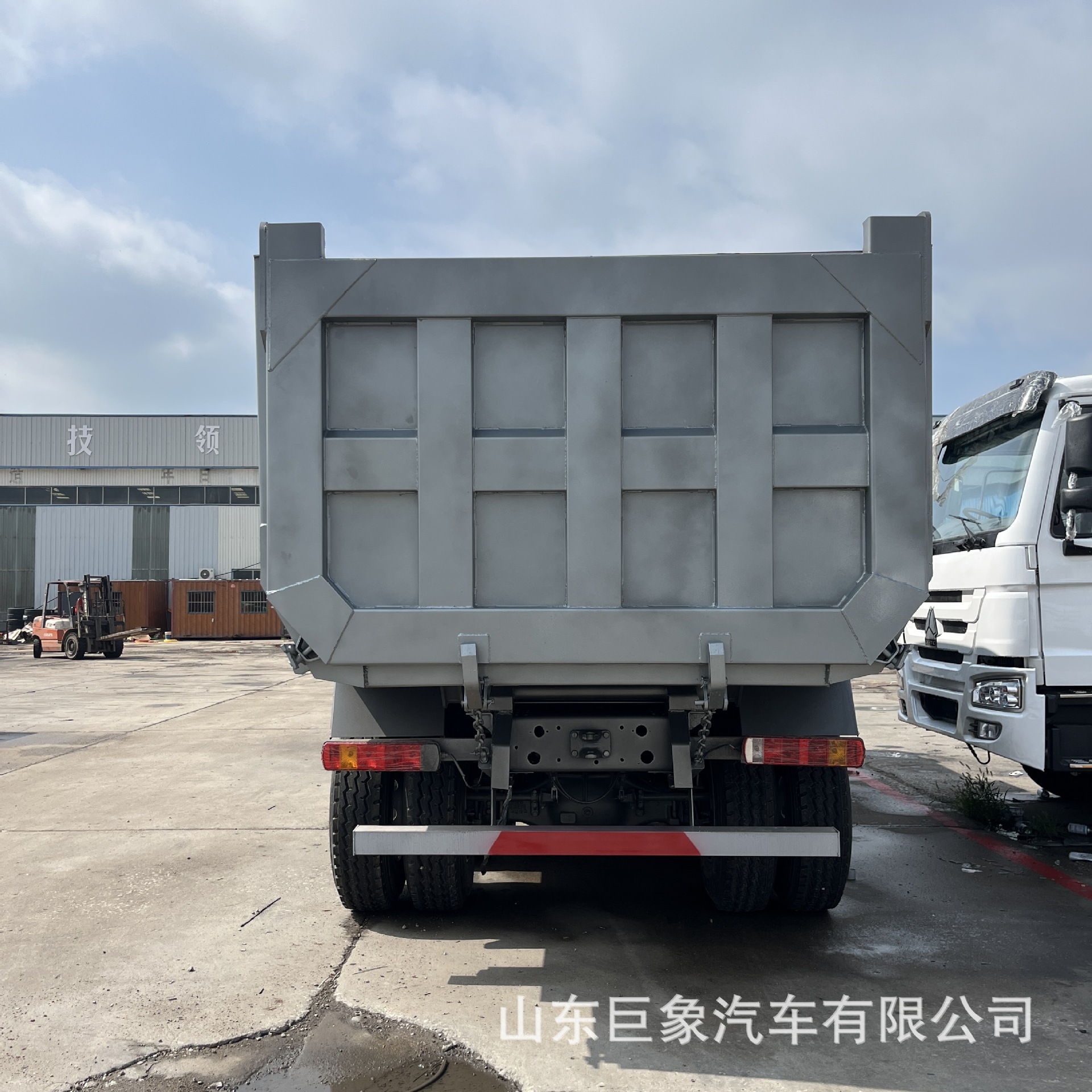 Manufacturer exports HOWO 6×4 rear eight-wheel dump truck with 371/380 horsepower