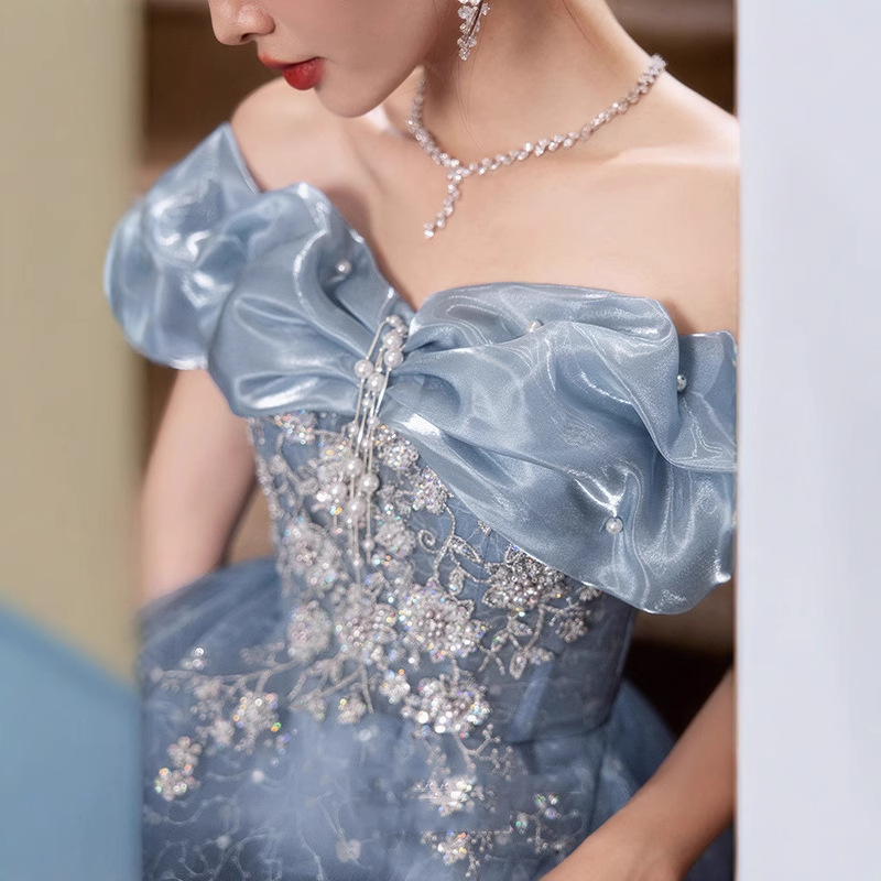 Un hombro azul vestido de noche 2025 nuevo estilo de gama alta hermoso lujo ligero nicho anfitrión de alto nivel sensación de reunión de año nuevo mujer