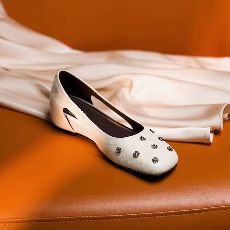 Remaches franceses temperamento de zapatos de verano para mujeres sandalias de tacón grueso 2026 nuevos zapatos planos