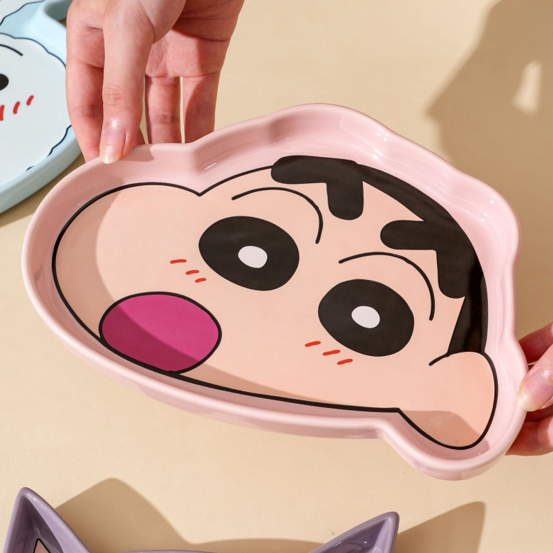 Crayón pequeño nuevo encantador plato de cerámica cubiertos domésticos dibujos animados nuevos plato de porcelana de arroz personal creativo y atractivo