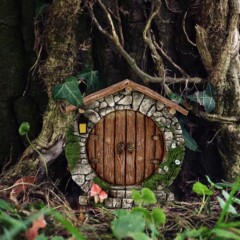 国境を越えたアマゾンの精霊の童話の小さい木の扉の木製の工芸品の屋外の庭園の装飾の小さい景観の置物