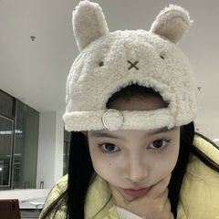 Miffyかわいいミッフィーウサギ野球帽は逆に子羊のぬいぐるみをかぶっている女性は冬に保温して顔のアヒルの舌帽を見せている