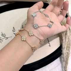 小紅書で話題の精巧なフルダイヤモンド四つ葉のクローバーブレスレット、女性向け、個性的で高級感があり、軽やかなラグジュアリーでどんなスタイルにも合う、エレガントなアクセサリー、卸売