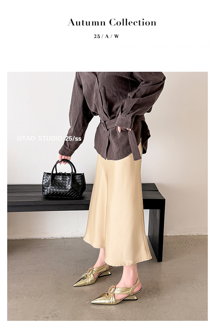 Sandal nữ mũi nhọn đính đá, quai sau có khóa, gót không đều, da thật — vàng, bạc chi tiết 9