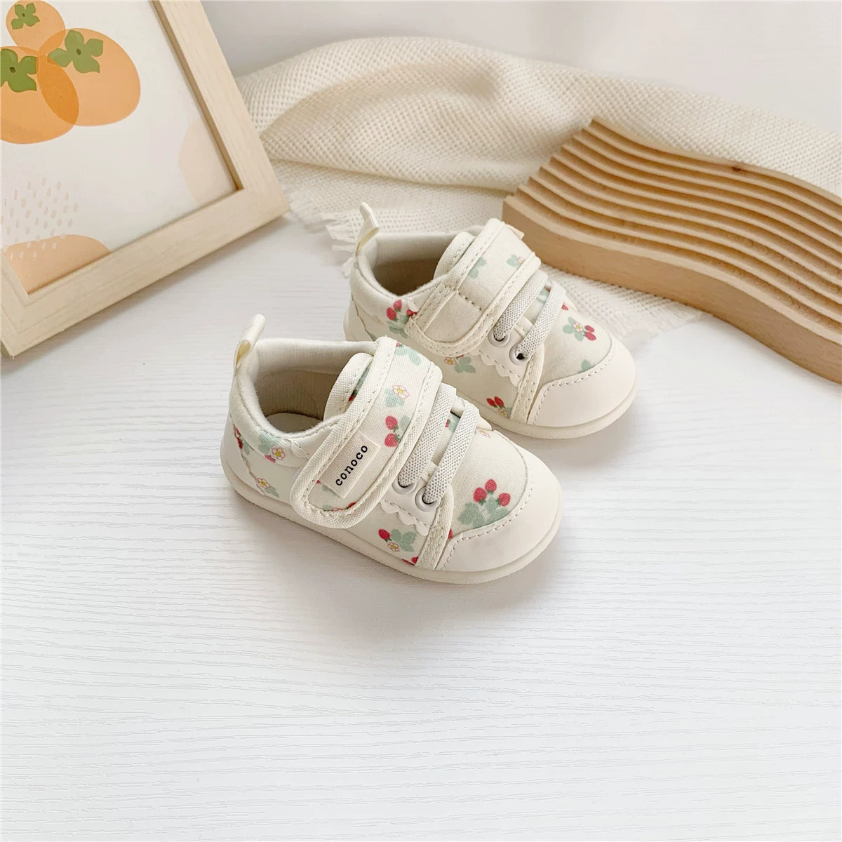 Экспортированные новые детские прогулочные туфли Conoco в японском стиле, весенние и осенние туфли для девочек с мягкой подошвой и липучками в виде маленьких вишневых ягодок.