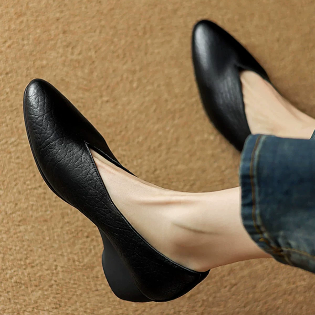 Европейские и американские кожаные туфли на танкетке с острым носком, лоферы-слипоны с неглубоким вырезом, повседневная обувь, летние туфли для мам 2025 года.