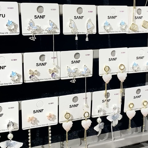 Heartbeat here! Fashionable and luxurious butterfly earrings with sparkling diamonds for women, small and unique design, high-end earrings, elegant and popular on the internet 