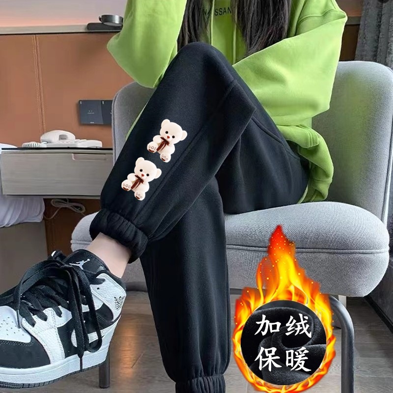 흰색 곰 두 마리와 벨벳이 달린 검은색 바지