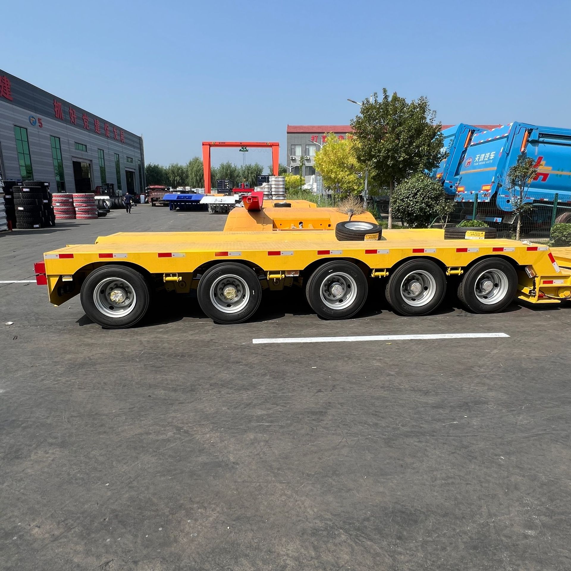 Manufacturer of Foreign Trade Sales and Transportation of Heavy Equipment Machinery Hydraulic Steering Goose Head Lift Lowering Flatbed Semi-Trailer Trailer