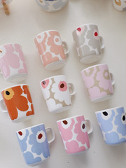 卸売り北欧ケリの花の経典は柄の黒い赤色の対の杯のカップルのマグカップのコーヒーカップがあります。