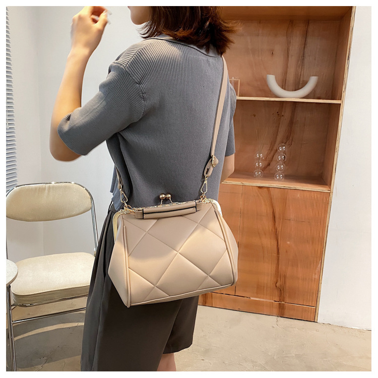 New Fashion Rhombus Embossed One-shoulder Diagonal Clip Bag Wholesale Nihaojewelry display picture 32