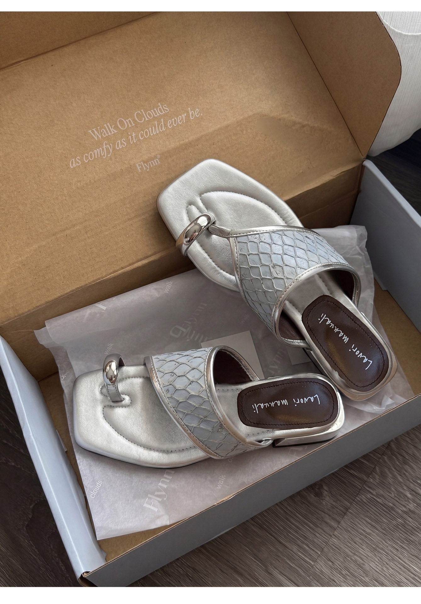 Dép sandal xỏ ngón nữ đế bệt phong cách Pháp mũi vuông, chất liệu giả da cá sấu, quai đan dệt — màu thiên thanh, màu hồng, màu trắng ngà chi tiết 20