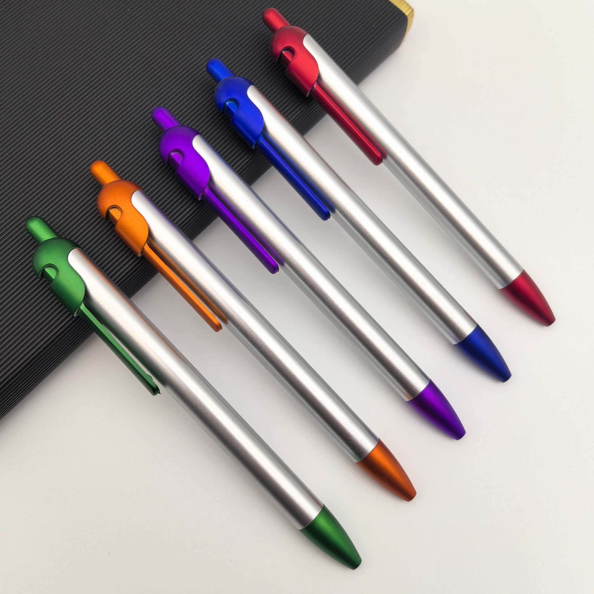 Fabricantes de nueva era prensa caballeros bolígrafos publicitarios máscaras de plástico caballeros bolígrafos de plata bolígrafos de regalo de promoción