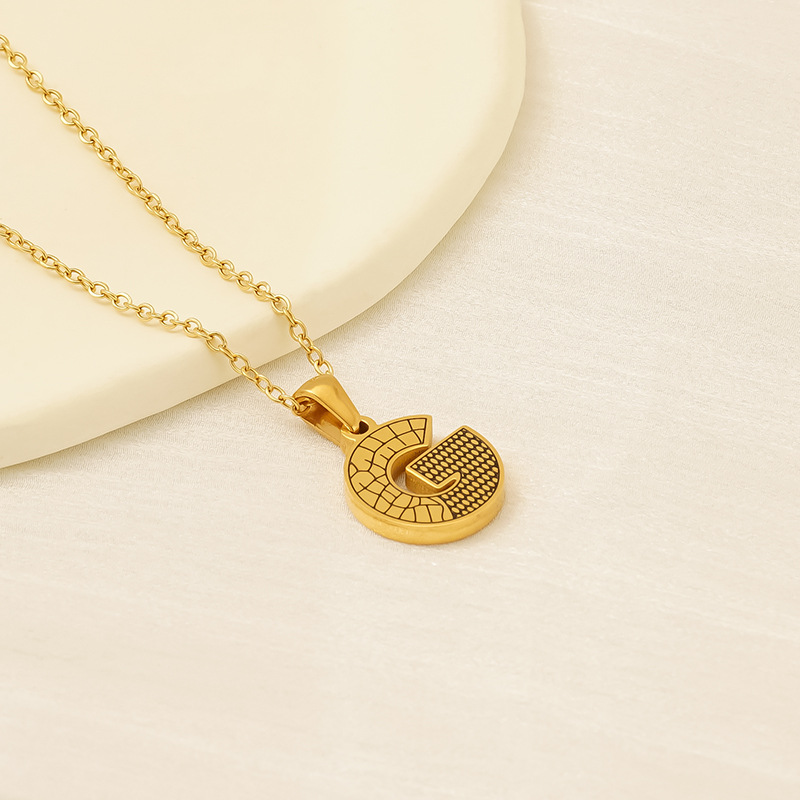 Nuevos productos transfronterizos ins viento acero titanio chapado en oro collar de letras inglesas 26 letras mayúsculas joyería colgante al por mayor