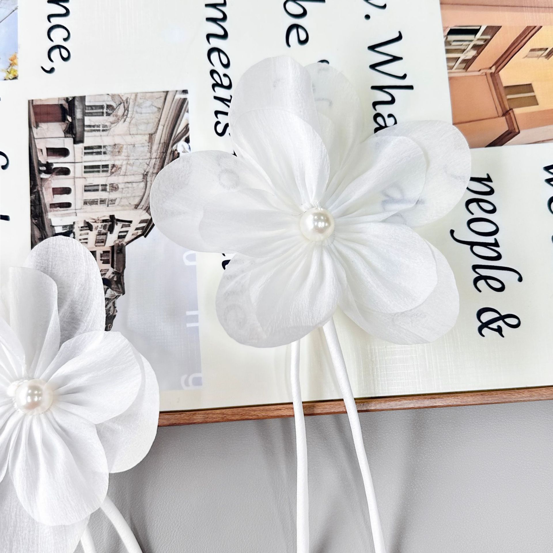 Decoración de perlas blancas flores para el cabello simple y elegante ajuste para el cabello clips ropa infantil maleta adornamiento image 4