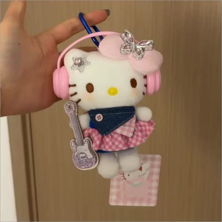 ตุ๊กตาคิตตี้แนวร็อกน่ารัก ของประดับกระเป๋าแบบนุ่ม ของห้อยตุ๊กตา ของขวัญ พวงกุญแจ