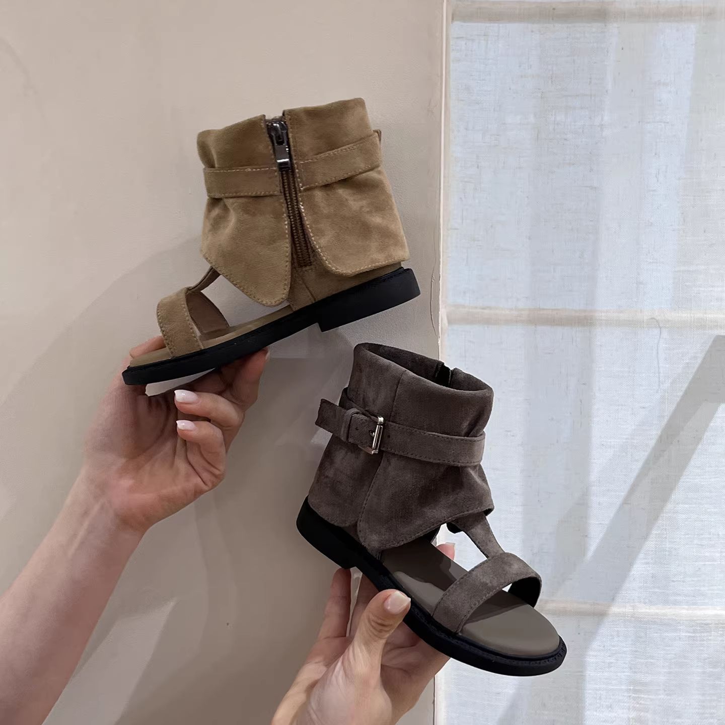Niños de alta gama sandalias romanas de verano 2026 nuevos niños de tamaño mediano y grande al aire libre botas de cinturón frías botas retro