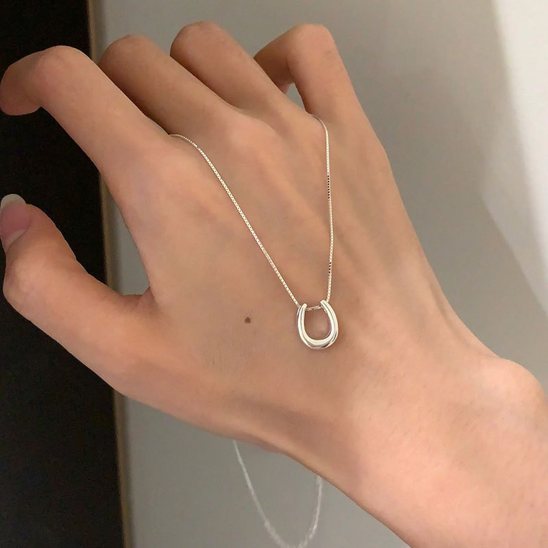 Minimalist U-Shaped Horseshoe Pendant Necklace for Women, Niche Design, Unique and Stylish Choker Sweater Chain