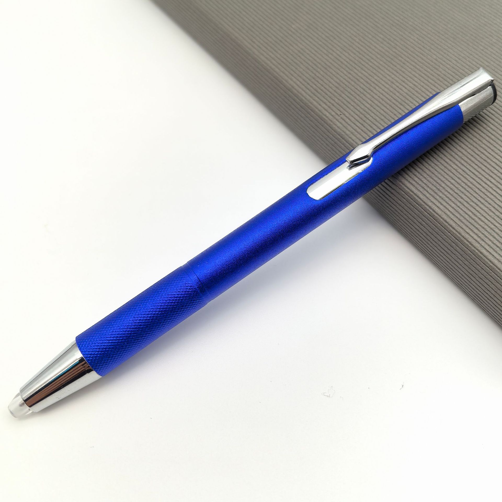 Nuevo bolígrafo de lámpara de metal esmerilado de pulsación lápiz de punta creativo LED lápiz de lámpara de punta antorcha lápiz de bola