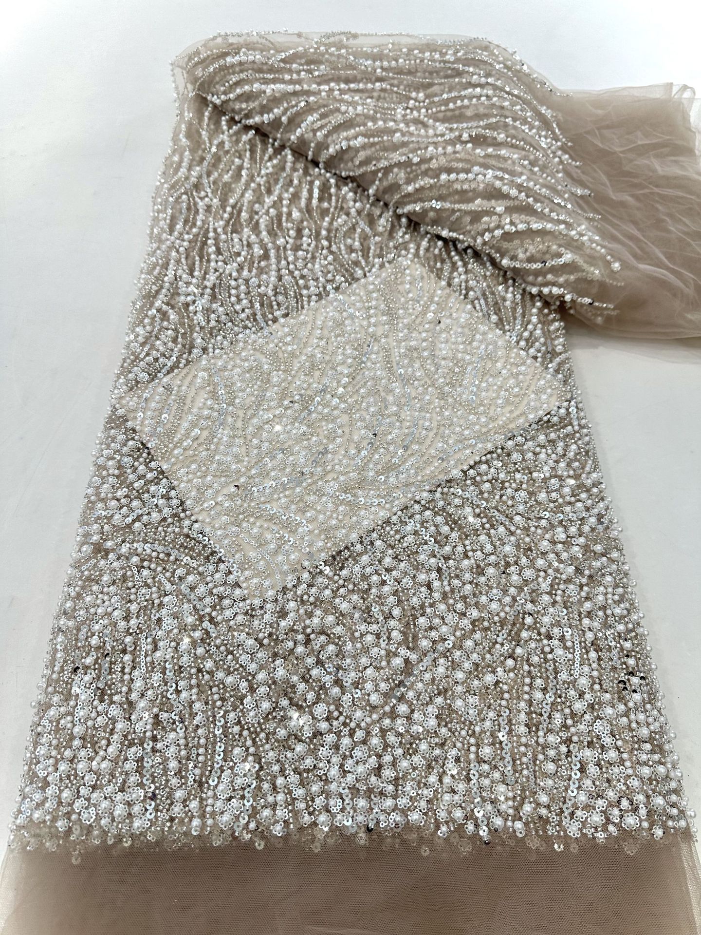 Tela de encaje bordada, bordado pesado con cuentas grandes y patrones florales por todas partes, base de malla de encaje con bordado de tubo de cuentas, tela para vestido de novia.