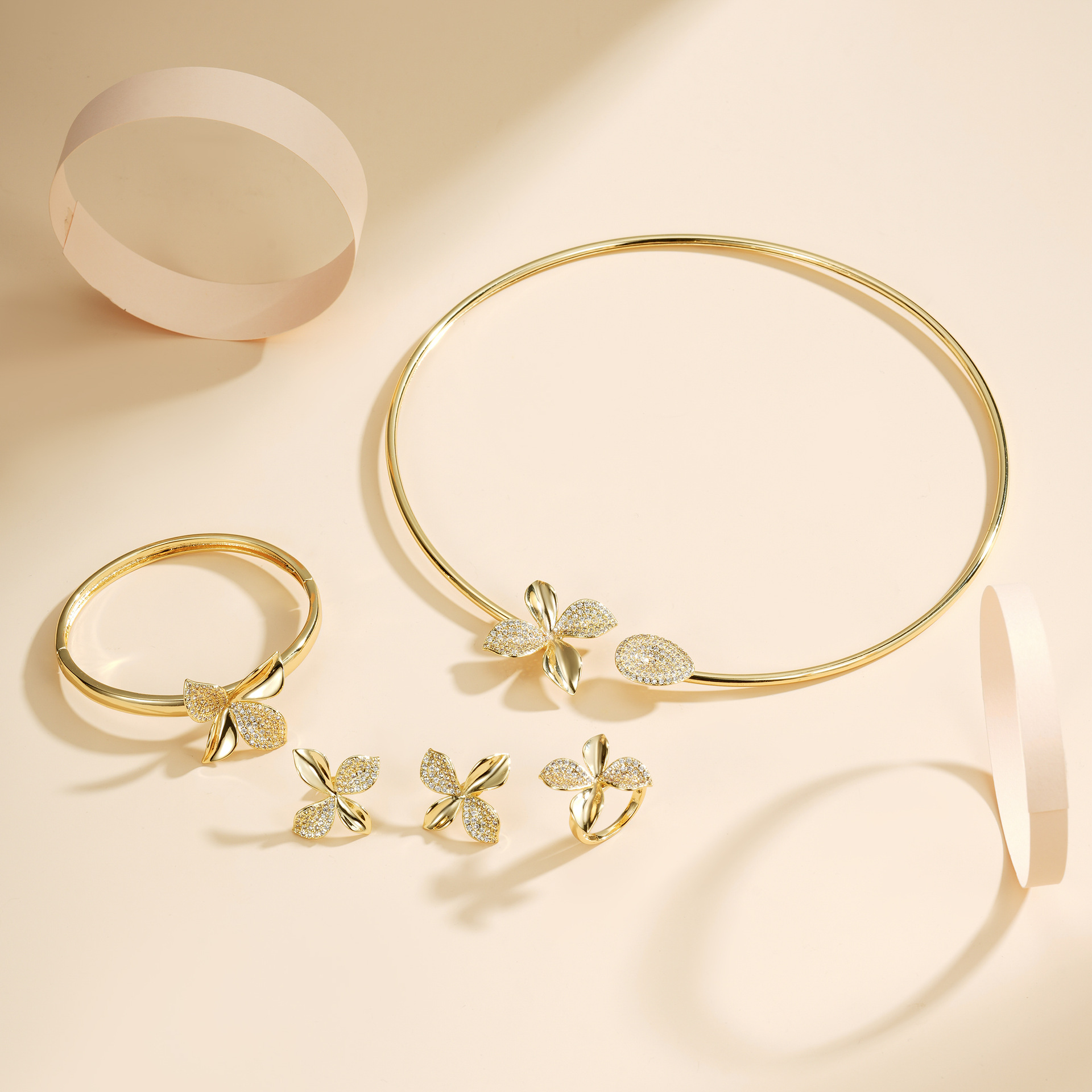 Explosiones transfronterizas ligeras de lujo Seiko textura alta de cuatro hojas flores abiertas collar pulsera anillo pernos set de cuatro piezas