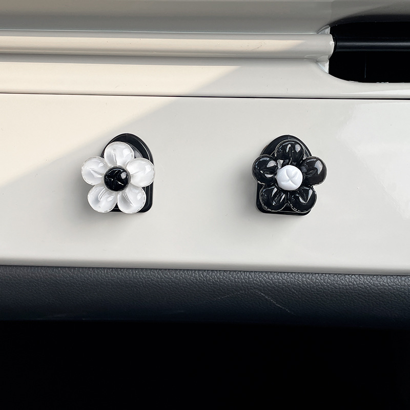 Gancho de automóvil de la disposición frontal multifuncional creativo de automóvil pegado pequeño gancho de automóvil de decoración de automóviles para mujeres