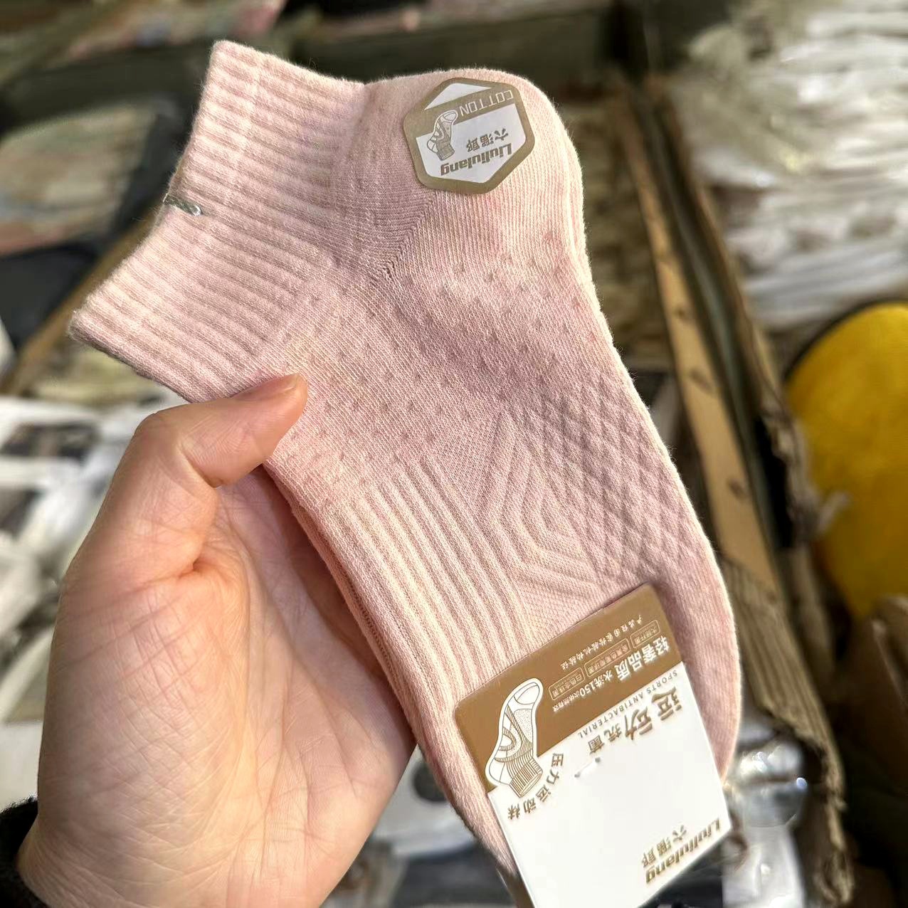 Venta al por mayor de alta gama de primavera y verano fino transpirable para damas calcetines deportivos blancos de algodón peinado que absorben el sudor calcetines blancos de tubo corto calcetines de mujer