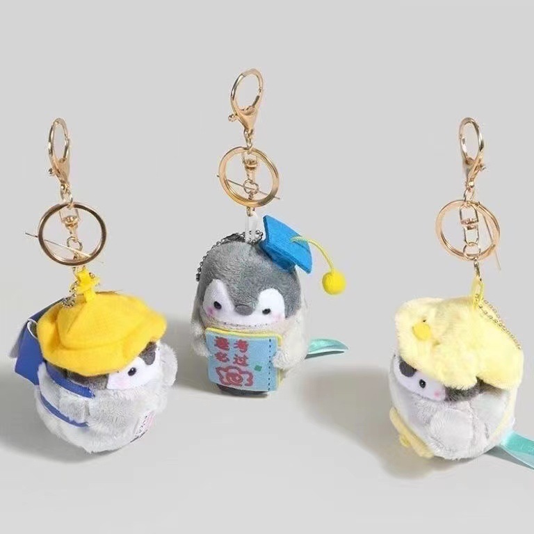 日本の正エネルギーのペンギンのペンダントが可愛いぬいぐるみのリュックサックのカバンに飾られています。|undefined