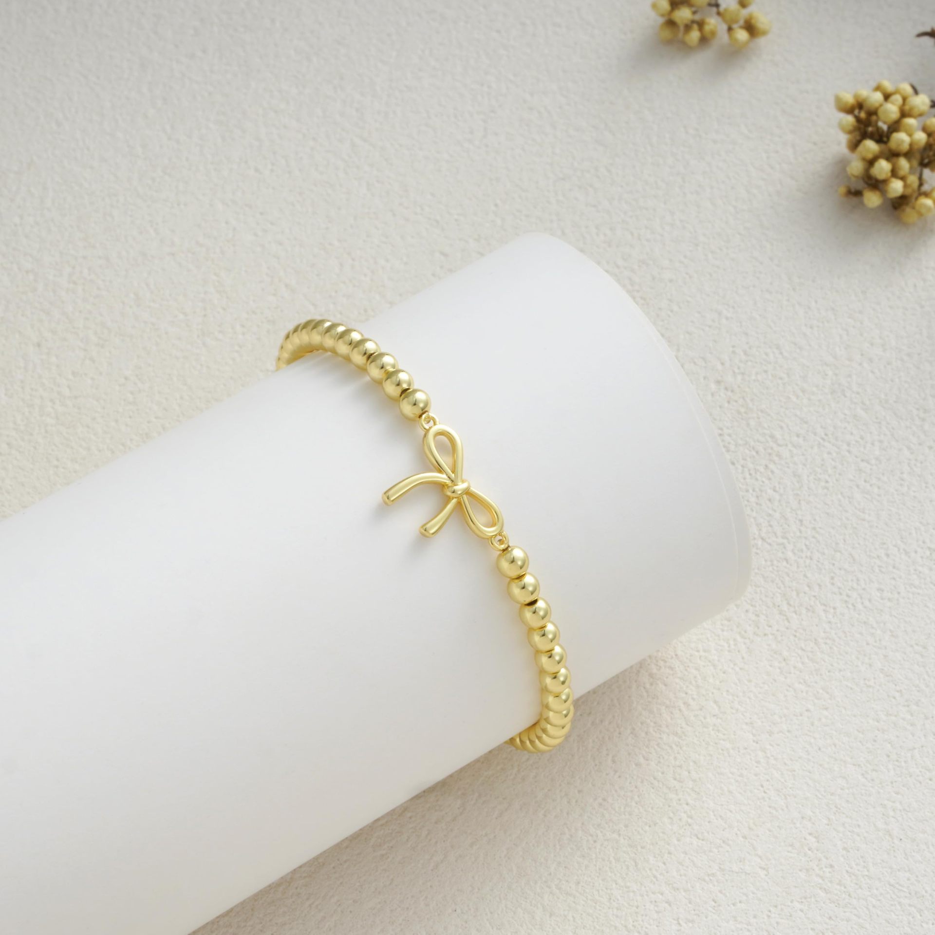 Bracciale con perline dorate nodo a cuore e anelli geometrici_voghion.com