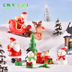 新しいクリスマスの老人の雪だるまの小さい景観の雪景色はクリスマスの靴下の小さいプレゼントの鈴の樹脂の置物を並べます。
