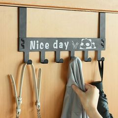 穴を開けないドアの後ろにフックして棚を掛けます。