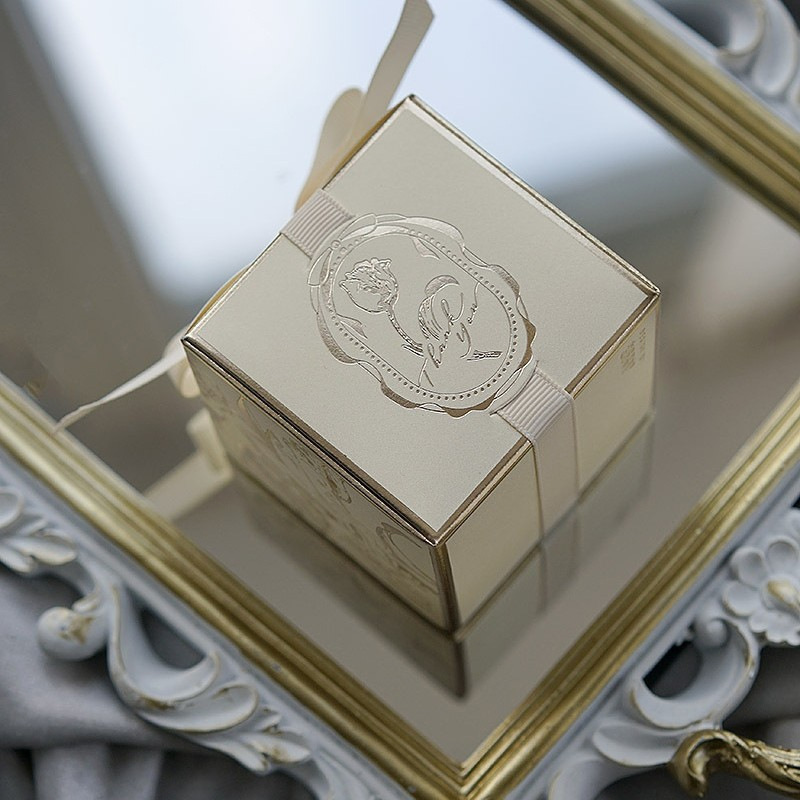 Embalaje exquisito caja de dulces de boda de alta calidad Tulipan estampado en oro simple caja de dulces regalo de boda regalo de acompañante de alto nivel
