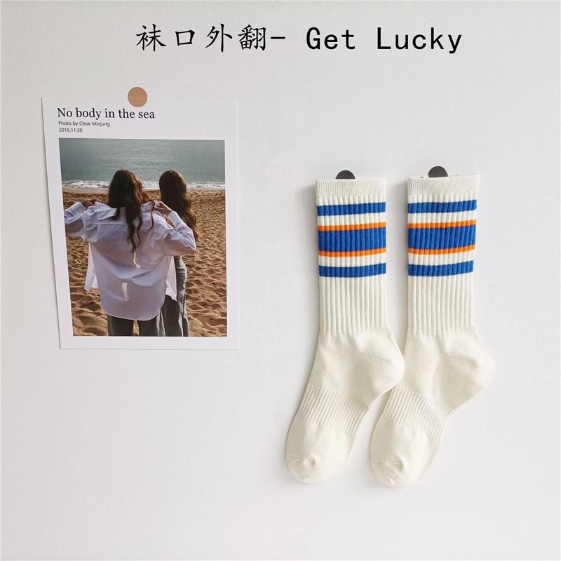 파란색 줄무늬가 있는 긴 흰색 양말